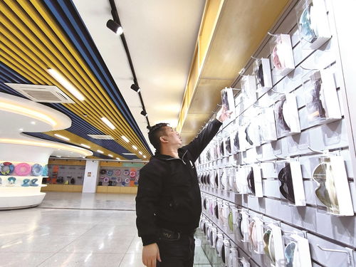 石獅體育防護(hù)用品零售市場迎來新機遇 融媒體記者實地探訪